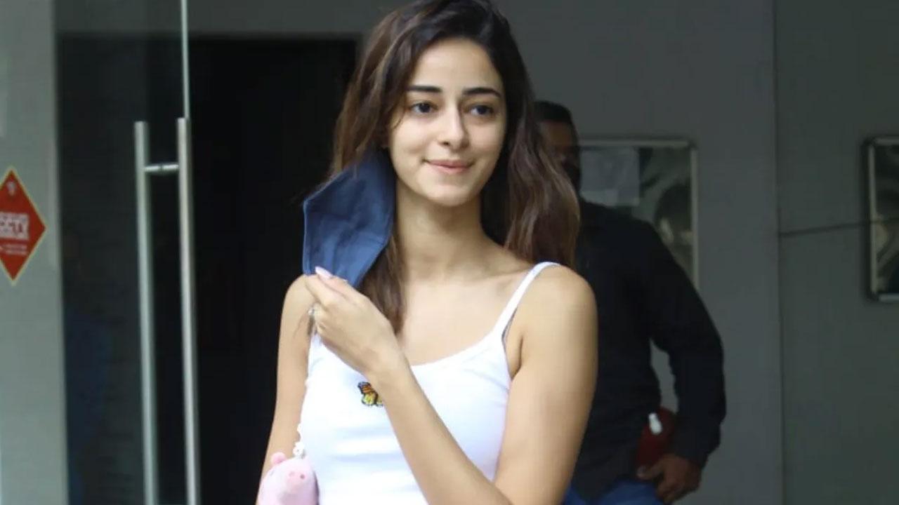 Ananya Panday shares adorable mirror selfies, asks us to be kind to ourselves