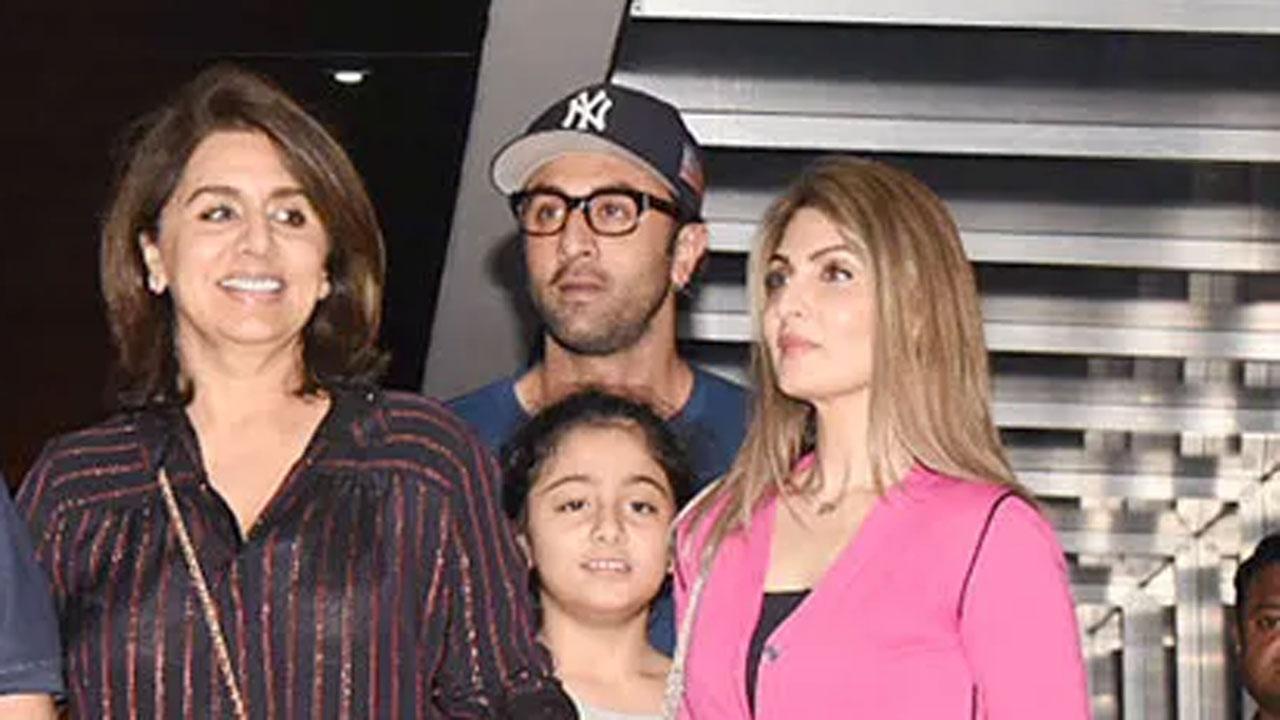 Neetu Kapoor strikes a pose with Ranbir, Riddhima, Alia, calls them ‘My world’