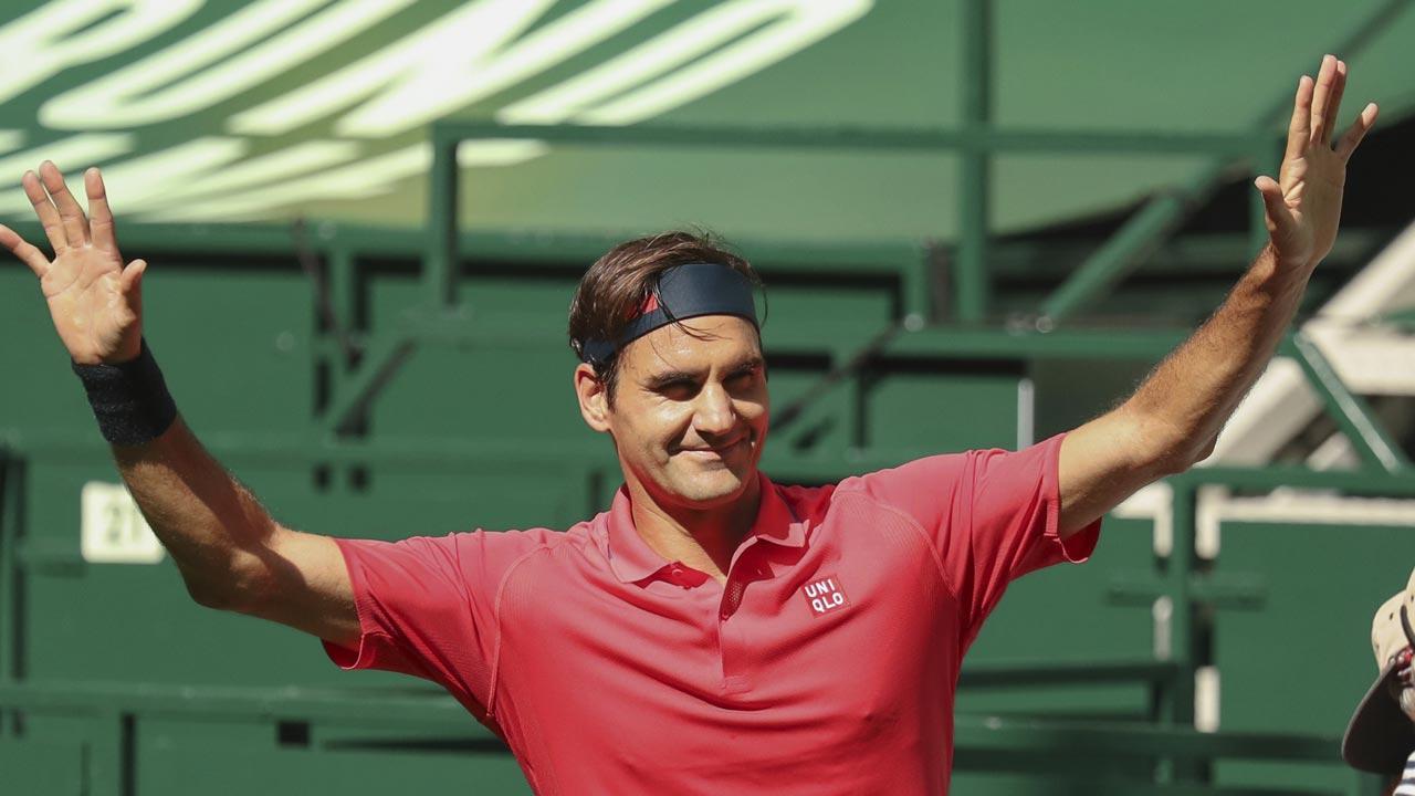 Roger Federer eases into Round 2 at Halle event
