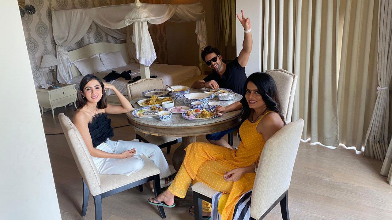 Did you know Ruhi, Swati and Sanjay are a close knit ‘Team Villain’ on the sets of 'Kundali Bhagya'? 