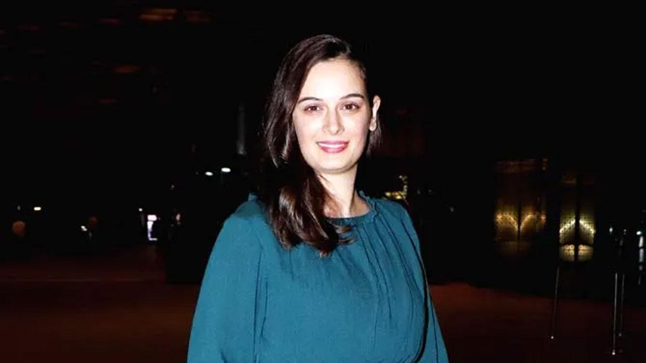 Evelyn Sharma asks fans their favourite dialogues from her film 'Yeh Jawaani Hai Deewani'