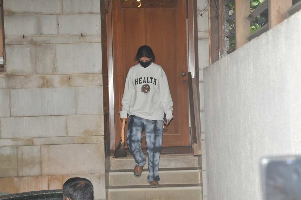 Shweta Bachchan was seen wearing a white hoodie, paired with tie-dye pants during the outing. Shweta Bachchan was seen wearing a white hoodie, paired with tie-dye pants during the outing.