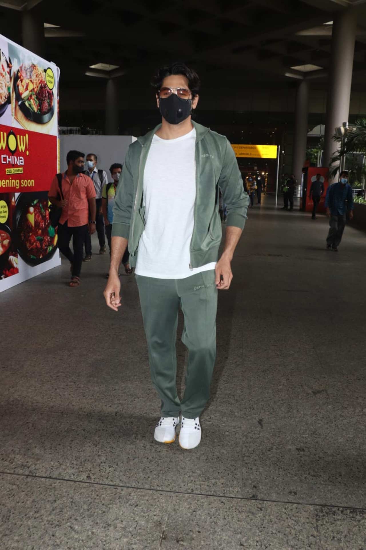 Sidharth Malhotra, the Shamshera actor opted for a grey coloured tracksuit as his airport look when snapped by the paparazzi.