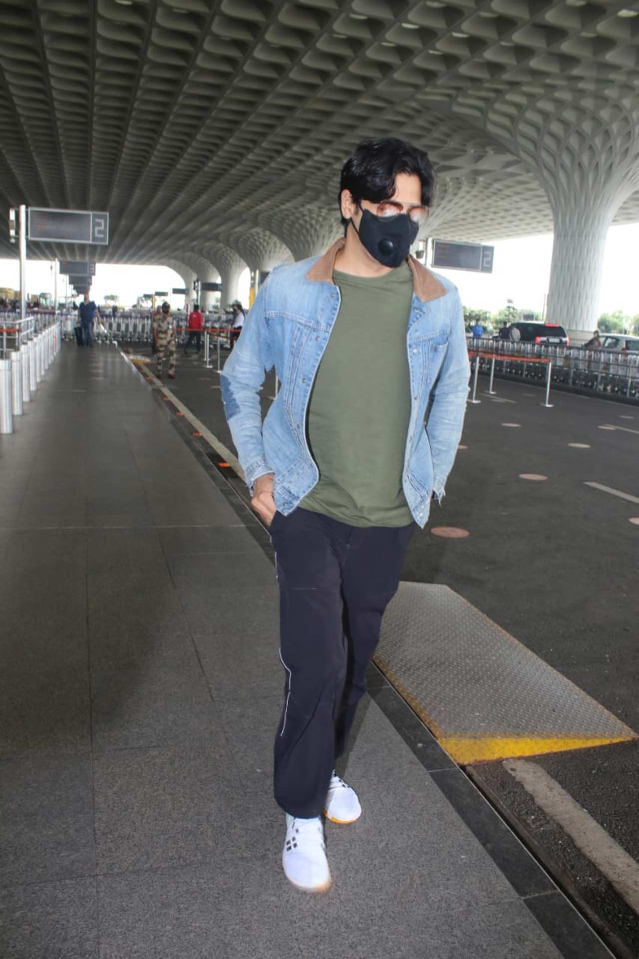 Mission Majnu actor Sidharth Malhotra was also spotted at the Mumbai airport. Speaking about the film, the espionage thriller helmed by Shantanu Bagchi is based on an ambitious covert operation of India and is inspired by real events of the 1970s. It is the story of an Indian mission in Pakistan. 