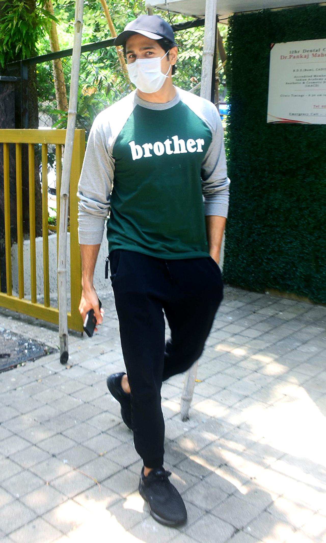 Sidharth Malhotra was snapped in Andheri, Mumbai. The actor had stepped out to pay a visit to a clinic. Sidharth looked smart in a green-grey hoodie, paired with a black track pant. He completed his look by sporting a cap.