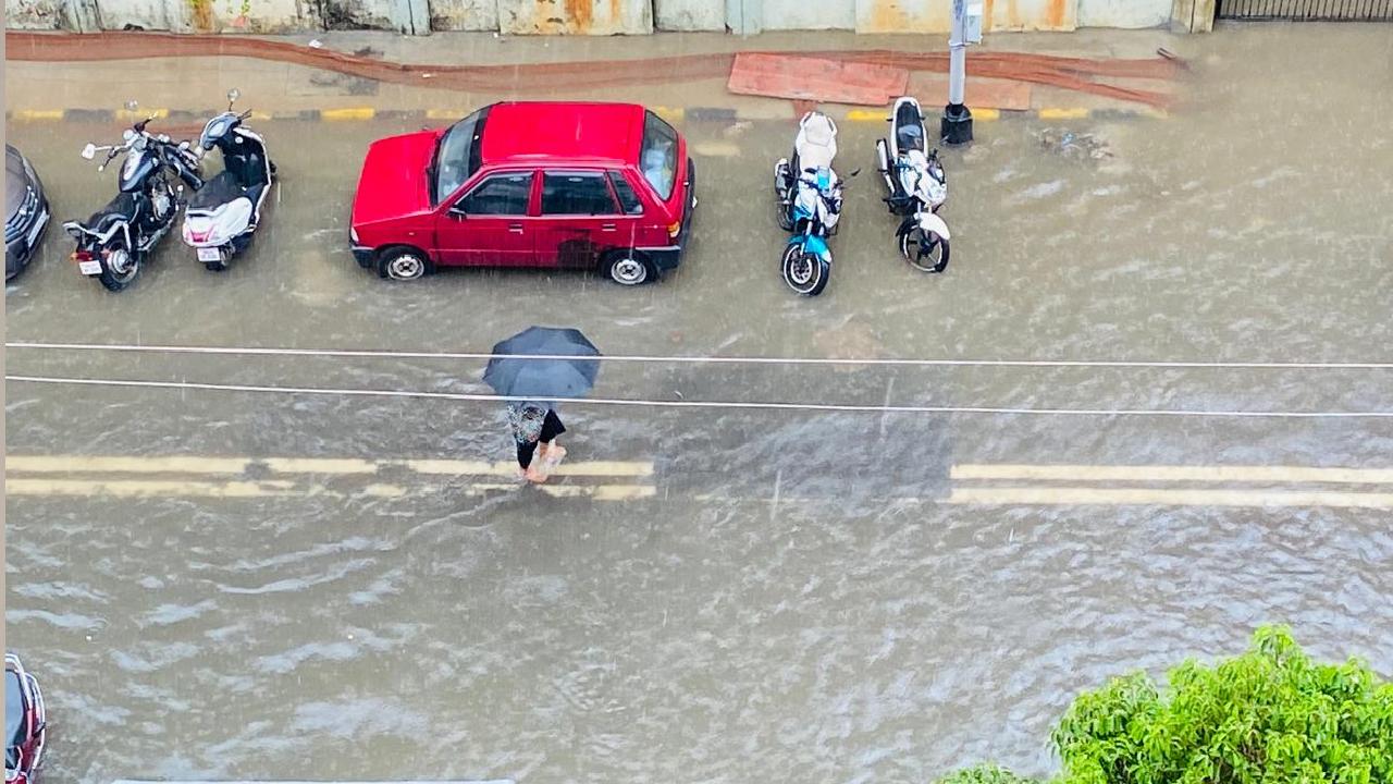 Mumbai: Hakim Vaccination centre in Byculla area closed due to waterlogging 