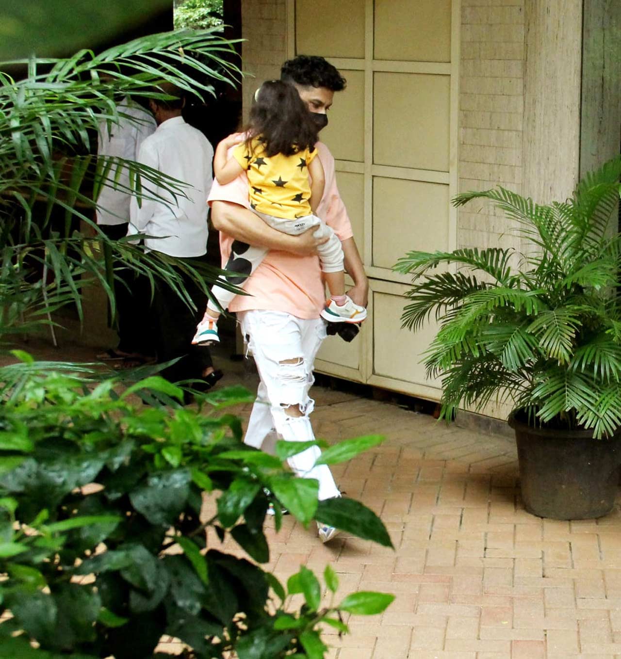 Kunal Kemmu, Soha Ali Khan and daughter Inaaya Naumi Kemmu were clicked at Kareena Kapoor Khan's residence in Bandra, Mumbai. Soha sported a basic shirt, paired with beige coloured chinos during the outing.