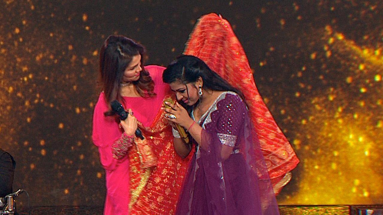 'Indian Idol 12': Sonu Kakkar gifts 'Devi Mata Ki Chunar' to Arunita Kanjilal