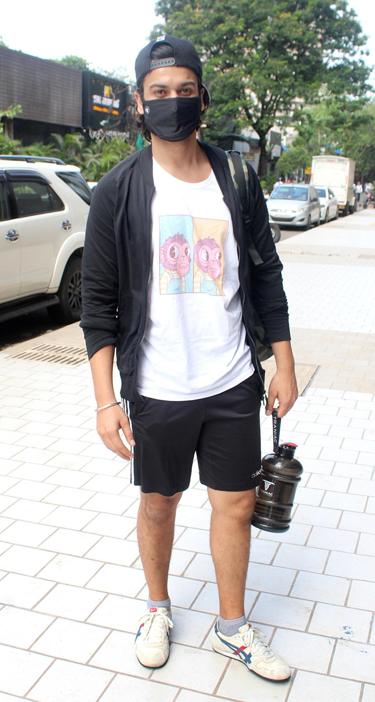 Sunny Kaushal was also spotted hitting the same gym in Andheri. Sunny is actor Vicky Kaushal`s brother, and is known for his performance in the web series `Official Chukyagiri` and `The Forgotten Army: Azaadi Ke Liye`. He was also seen in the films `Gold`, `Bhangra Paa Le`. Sunny Kaushal was also spotted hitting the same gym in Andheri. Sunny is actor Vicky Kaushal`s brother, and is known for his performance in the web series `Official Chukyagiri` and `The Forgotten Army: Azaadi Ke Liye`. He was also seen in the films `Gold`, `Bhangra Paa Le`.