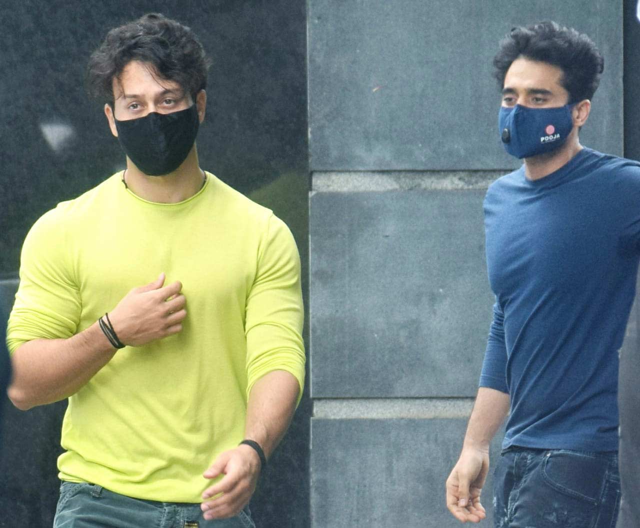 Jackky Bhagnani was seen sporting a blue t-shirt, grey jeans and a blue mask.  Jackky Bhagnani was seen sporting a blue t-shirt, grey jeans and a blue mask. 