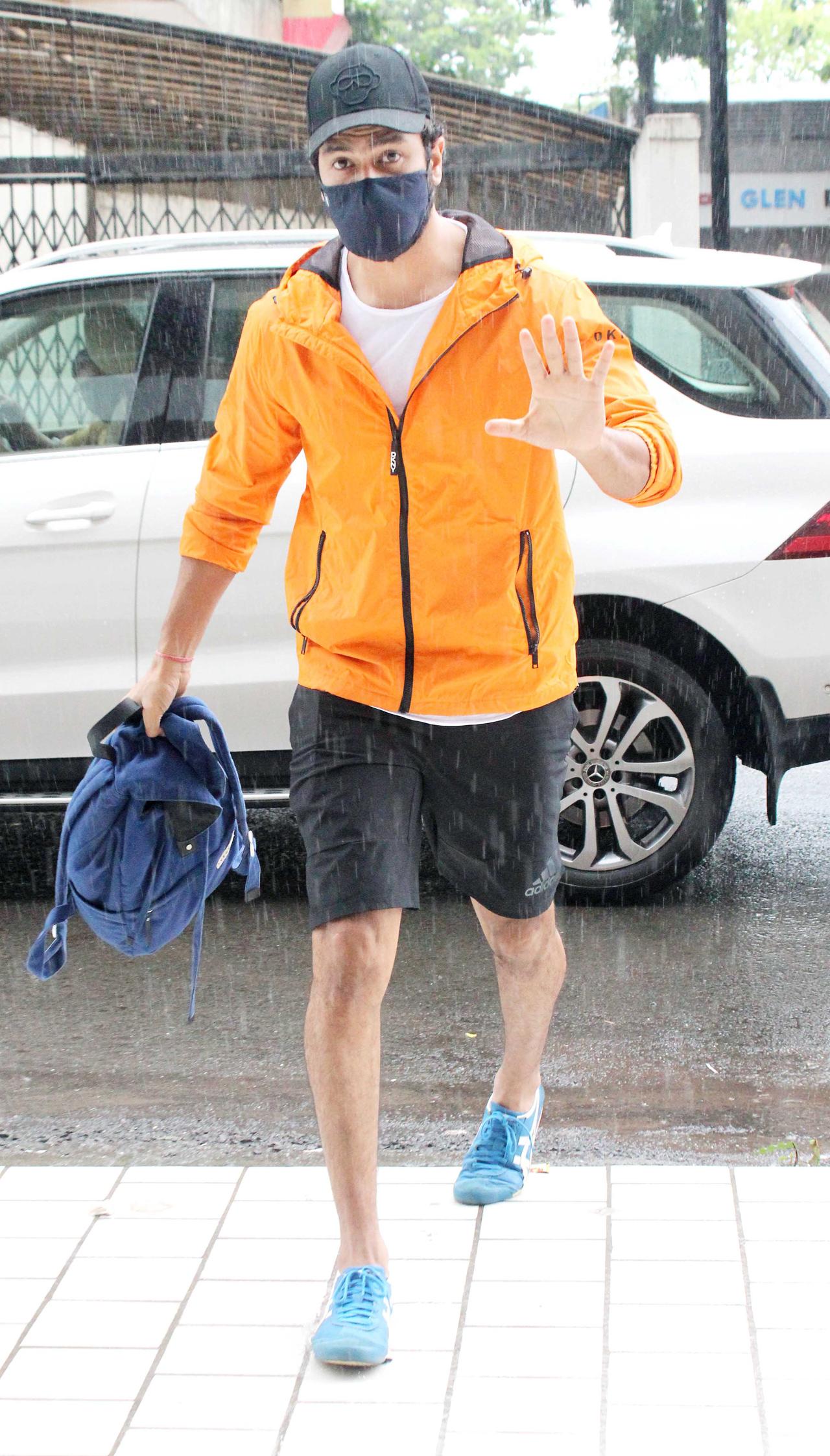 Vicky Kaushal, who is currently in the news for his alleged relationship with Katrina Kaif, was snapped in Andheri, Mumbai. The actor looked smart in a white t-shirt, teamed with an orange jacket and black shorts. We could not take off our eyes his funky blue shoes.