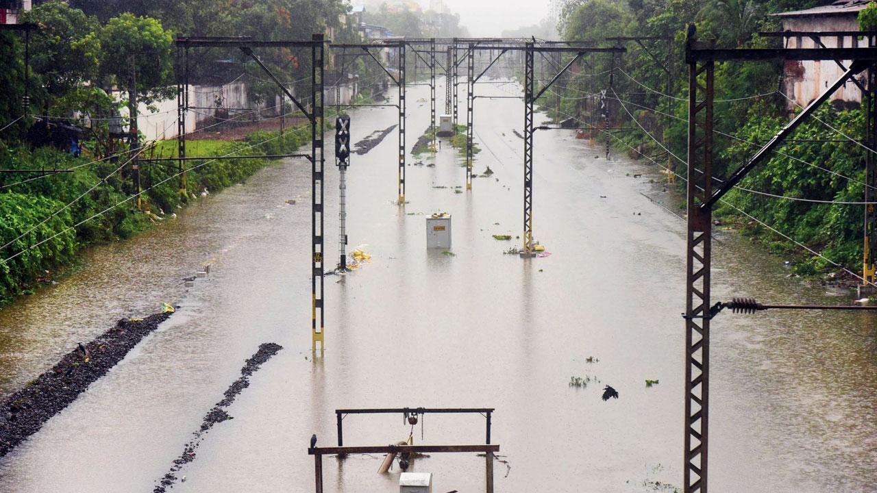 Union railway minister asks Mumbai railways to partner with IIT for monsoon work