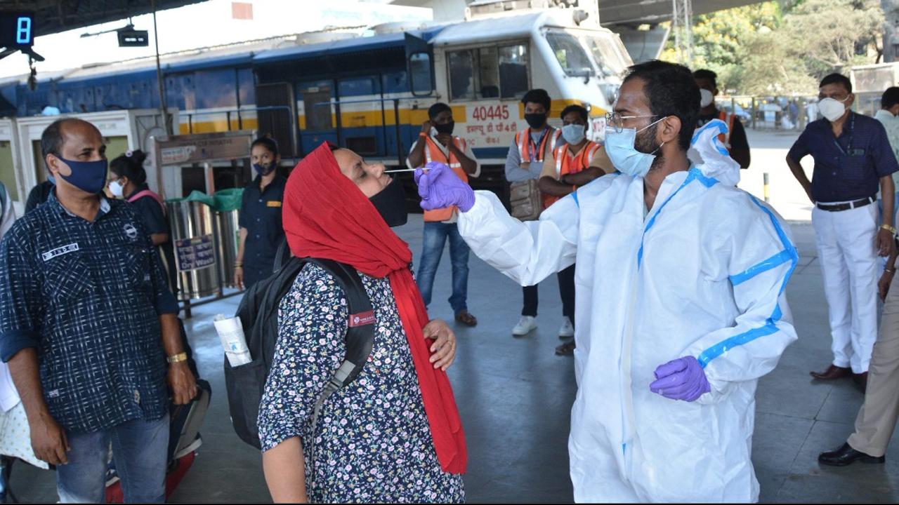Amid the rising number of COVID-19 cases, the Brihanmumbai Municipal Corporation (BMC) has started randomly testing people, especially at crowded areas. From malls to railway stations and from bus depots, to tourist places, and government offices, the civic body is carrying out tests across the city.
In picture: BMC health officials collect swab of passengers arriving from other states at Kurla terminus in Mumbai. Photo/Sameer Abedi