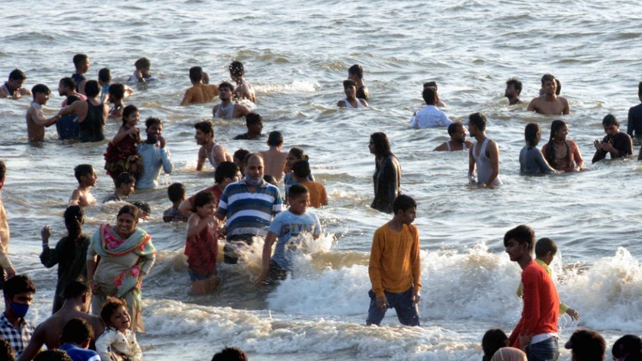 Mumbaikars were caught on camera openly flout ing the mask rule and social distancing norms at Juhu beach