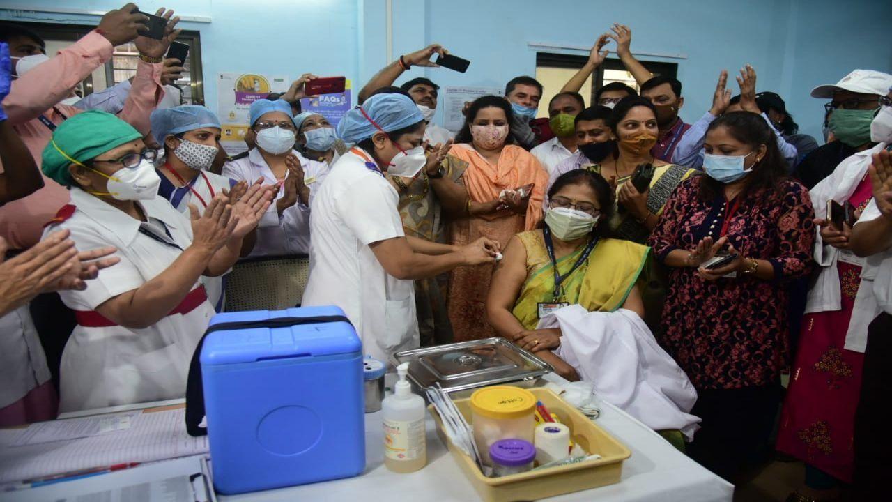When Rajawadi Hospital dean Vidhya Thakur received the first shot of COVID-19 vaccine at Rajawadi vaccination center, the hospital staff were seen flouting social distancing norms and many were seen not wearing the mask properly. Photo: Suresh Karkera.