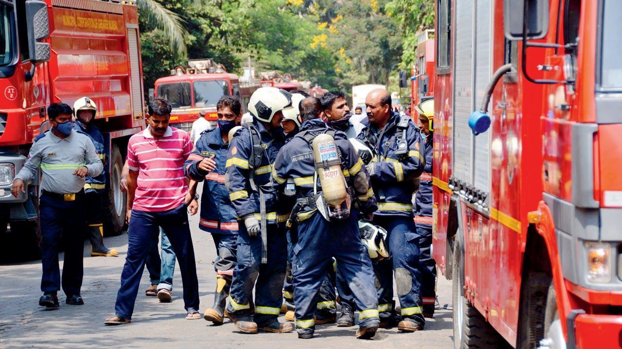 Firefighters and other agencies have managed to rescue 68 patients from the blaze-ravaged Sunrise Hospital in Bhandup and shift them to other hospitals. Pic/Sayyed Sameer Abedi
