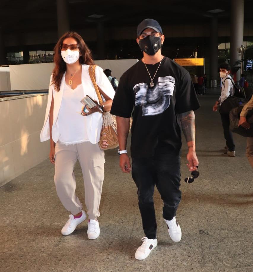 Karan Singh Grover and Bipasha Basu were spotted at Mumbai airport. The couple is back from the Maldives, where they had gone for a well deserved holiday. Their social media accounts were filled with wanderlust posts from their fun-filled holiday. All pictures/Yogen Shah