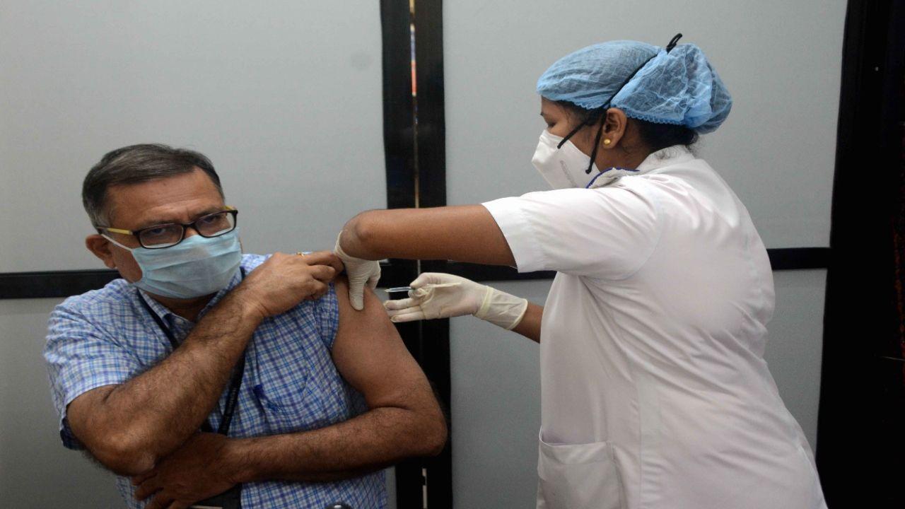 As the Maharashtra government started the COVID-19 vaccination drive, citizens welcomed the move and registered on the app in large numbers. However, the social distancing norms went for a toss at various centres across Mumbai as people thronged the centres to get vaccinated. Photo: Satej Shinde