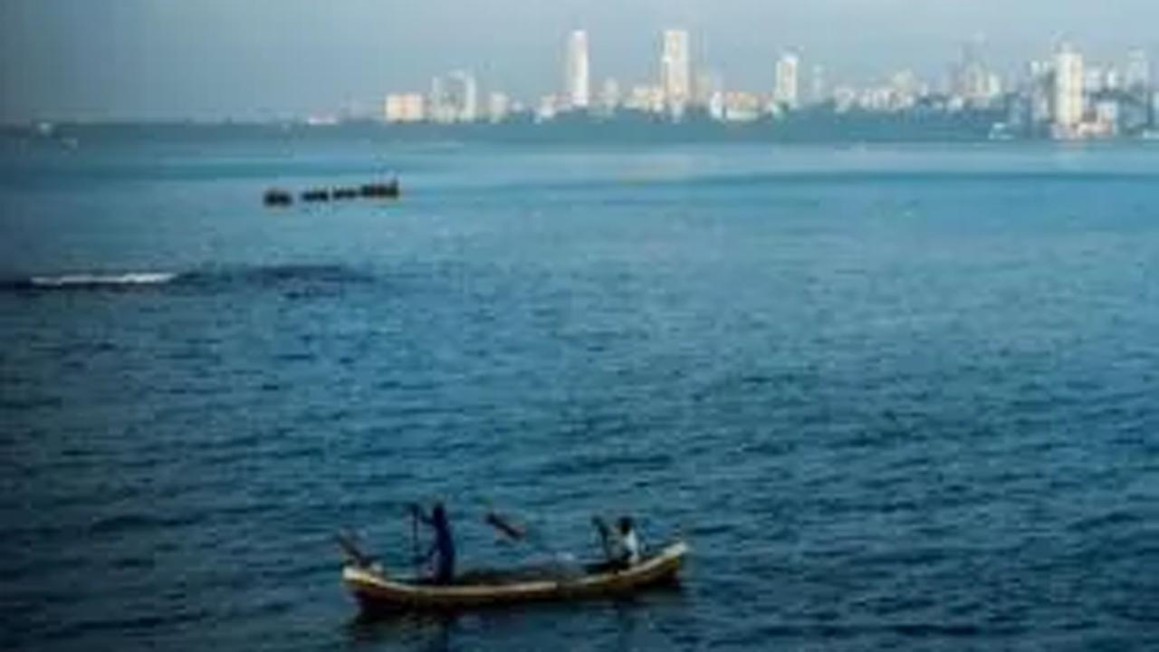 Coast Guard seizes 300 kg of drugs worth Rs 3000 crore from Lankan boat