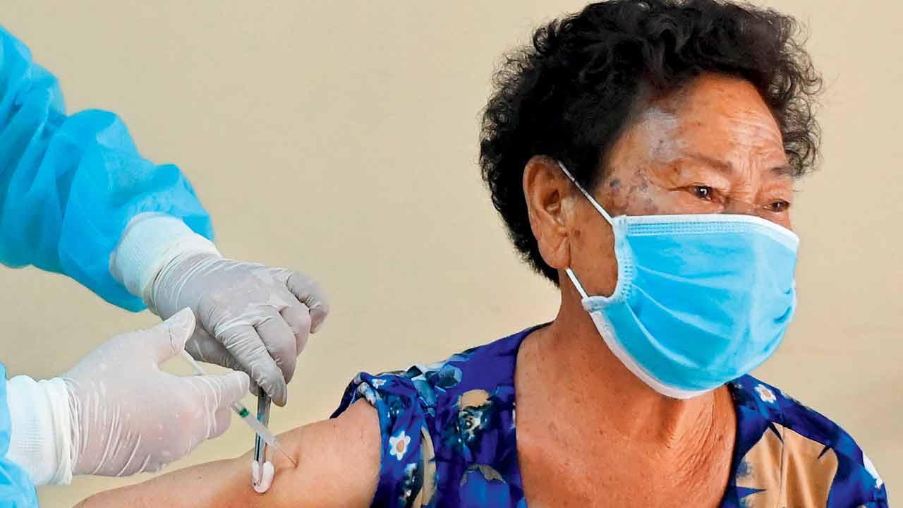 US study gives a booster shot to AstraZeneca COVID-19 vaccine