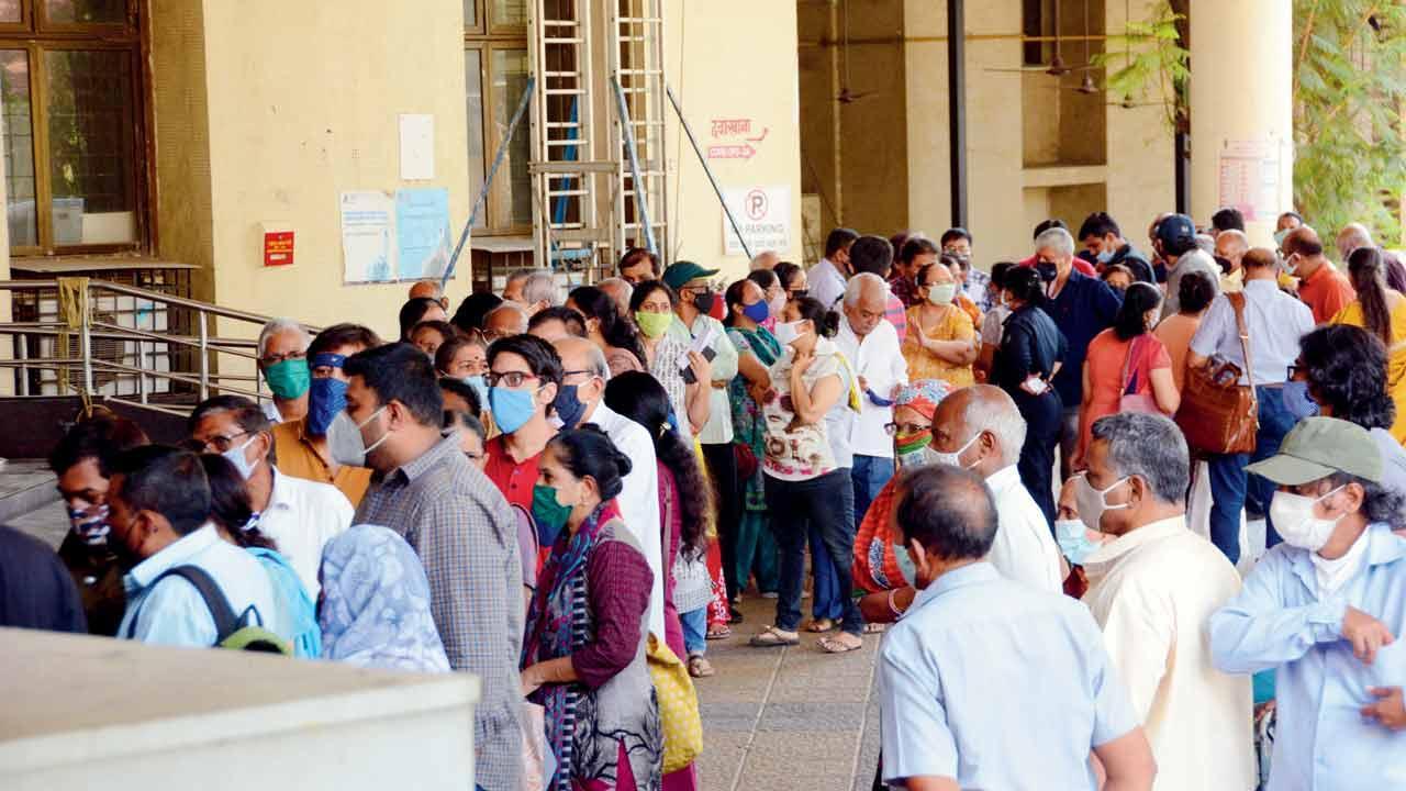 COVID-19: Mumbai sees record 3,062 daily cases; Maharashtra again crosses 25,000 mark