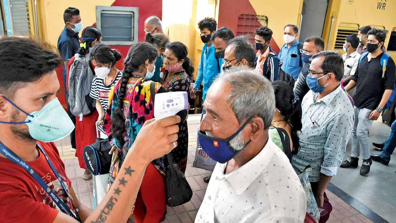 Mumbai: Restart thermal checks at stations, say commuter bodies