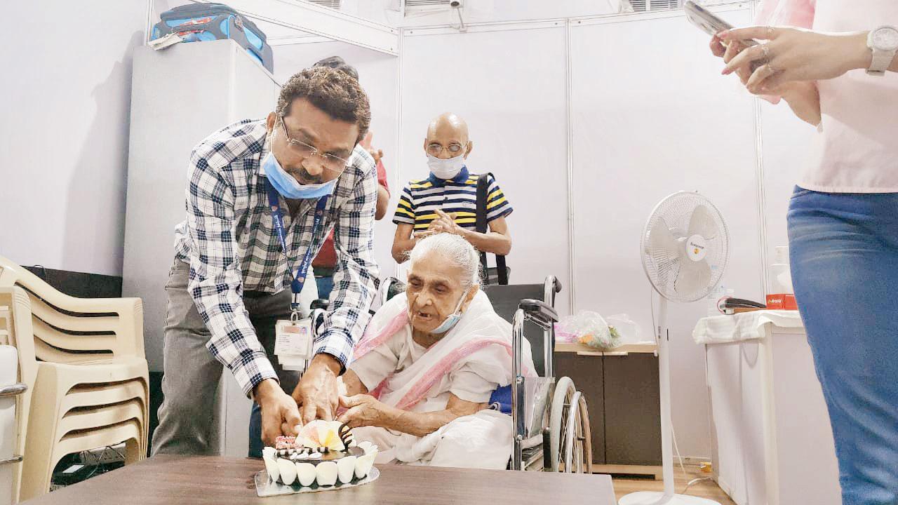When Vile Parle resident Prabhavati Khedkar and her family got vaccinated at BKC's Jumbo COVID centre, the staff at the centre also celebrated her 100th birthday. However, during the celebration, the centre in-charge was seen wearing the mask below his nose thus violating COVID-19 norms.