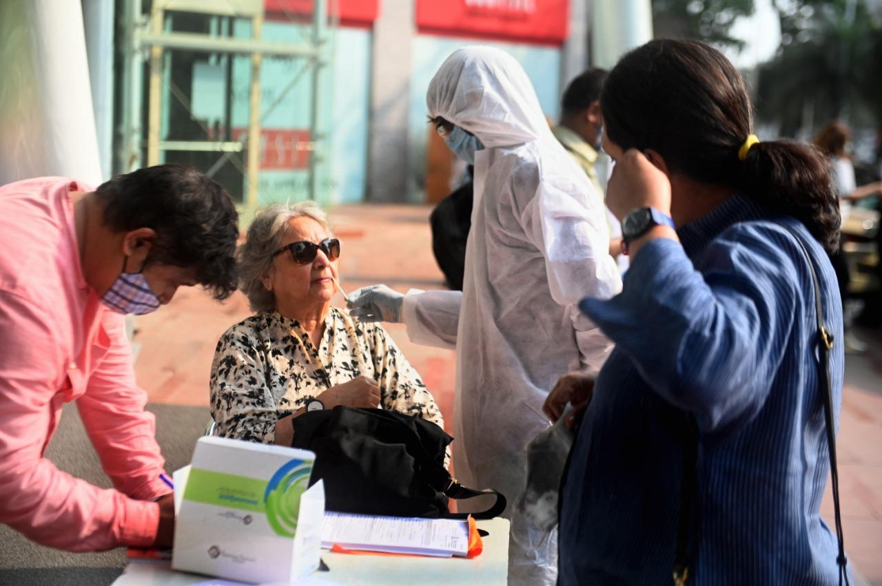 A senior citizen undergoes rapid antigen testing outside Atria Mall, Worli. Photo: Bipin Kokate