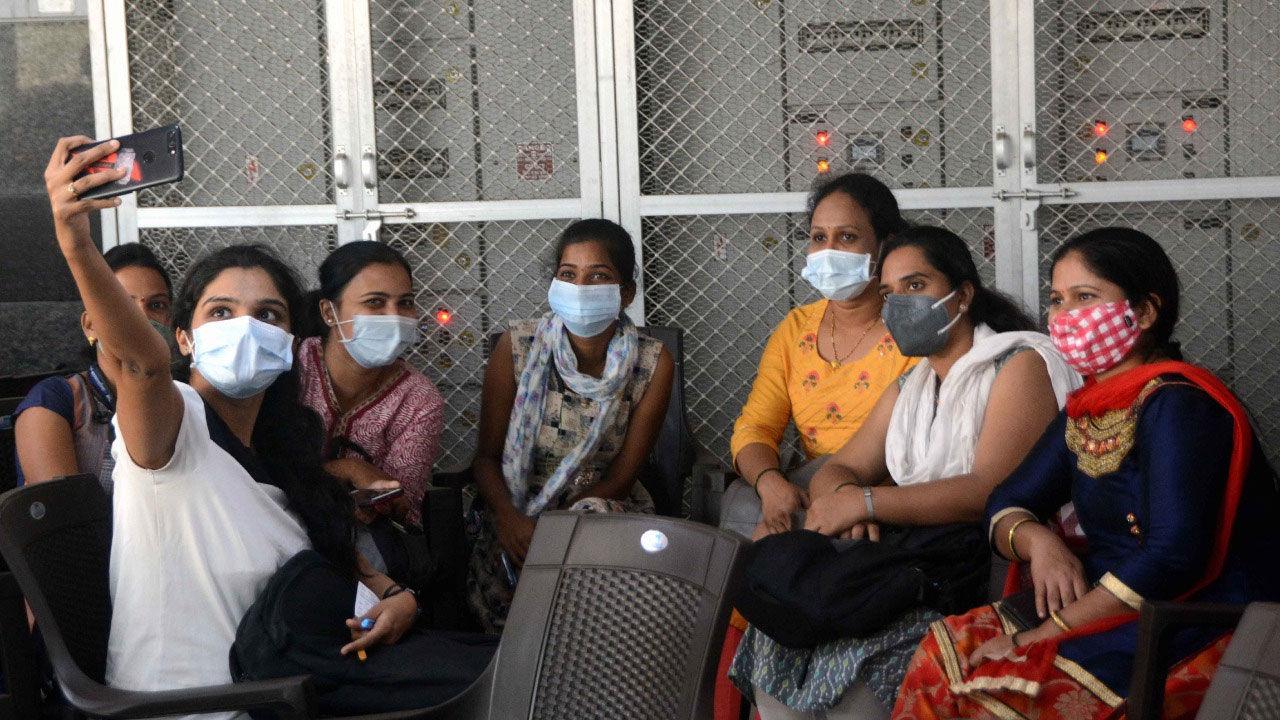 Healthcare workers of Dr. Babasaheb Ambedkar Municipal General Hospital at SV Road, Kandivli defy social distancing norms as they pose for a selfie after taking COVID-19 vaccine. Photo: Satej Shinde
