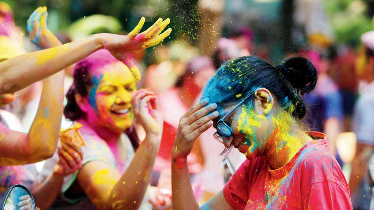 Experts sound a note of caution for Holi as Maharashtra sees sharp surge in COVID-19 cases