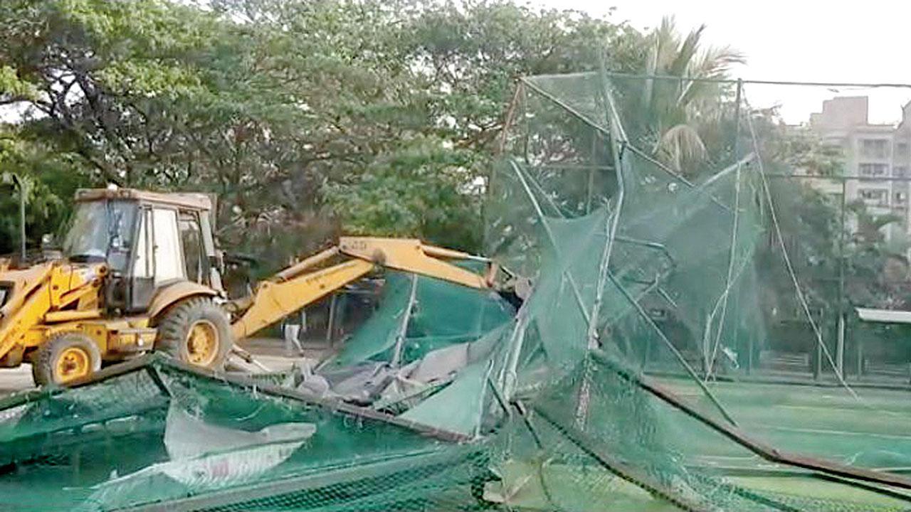 Mumbai Crime: BMC officials attacked over illegal cricket turf in Borivli west