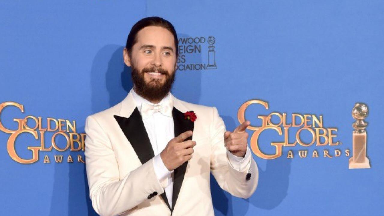 Jared Leto kicks off Golden Globes with tousled hair, cable knit sweater