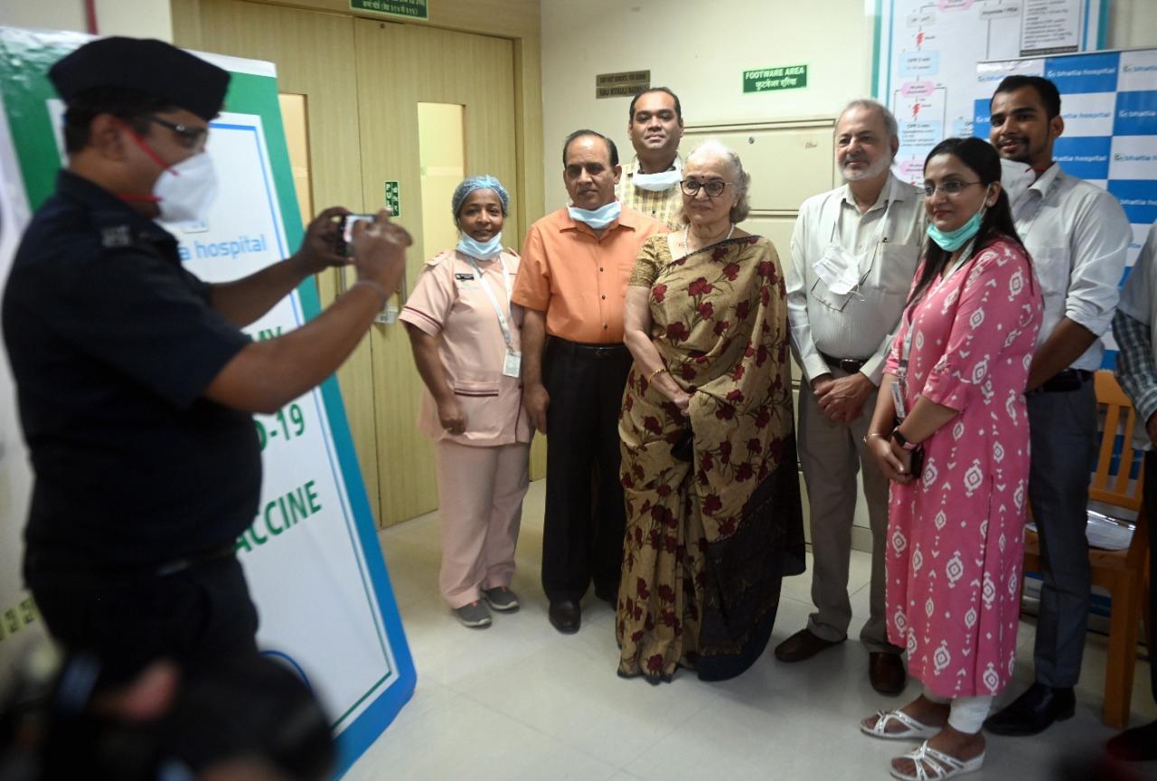 Besides healthcare workers and senior citizens, many Bollywood celebrities also took the COVID-19 jab recently. Among them was yesteryear actress Asha Parekh, who was also flouted social distancing norms by not wearing the mask as she posed for a picture with the staff of Bhatia Hospital after taking the jab. Photo: Bipin Kokate
