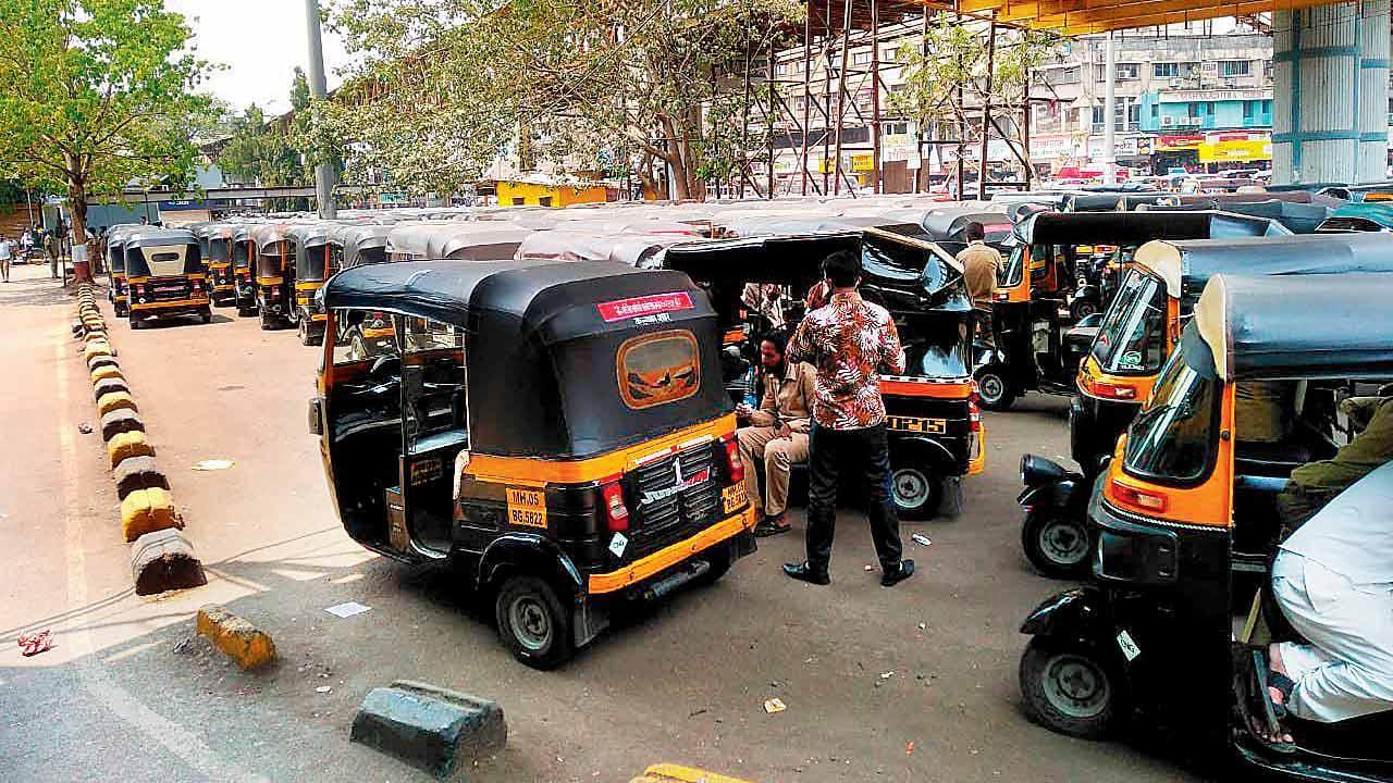 Mumbai: Drive to clear out share autos at Kalyan station