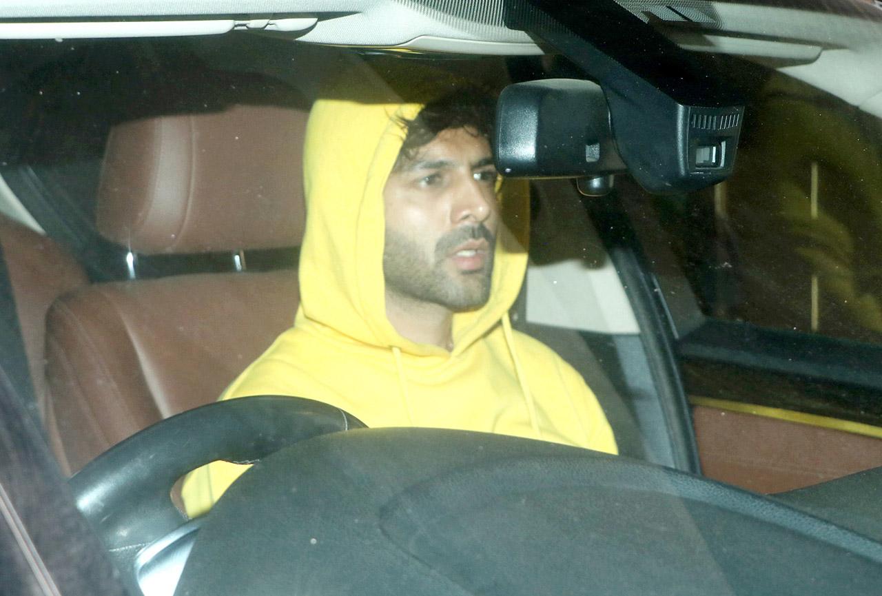 Kartik Aaryan was clicked arriving at a popular dance studio in Juhu. Kartik and Kiara Advani have been diligently giving shape to Bhool Bhulaiyaa 2 over the past few months. Following the Manali stint, director Anees Bazmee kicked off a month-long schedule in Mumbai this week.