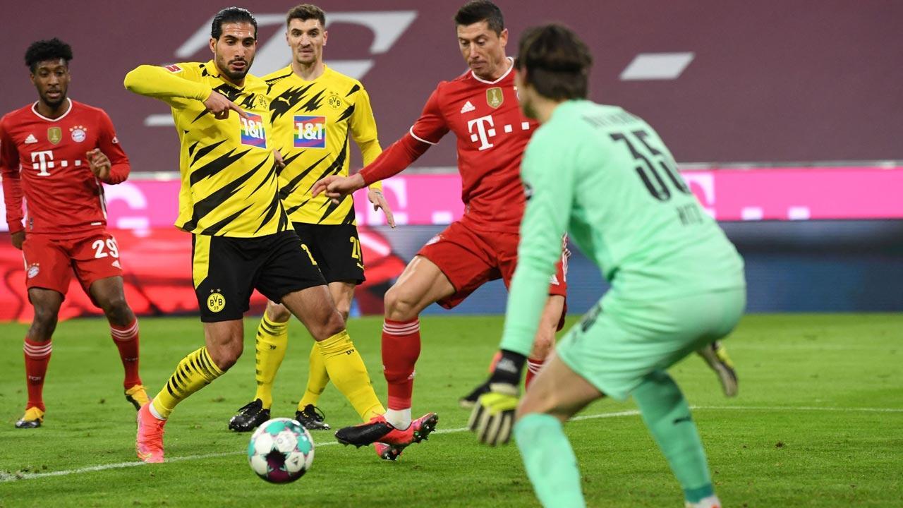 Robert Lewandowski hat-trick helps Bayern Munich beat Borussia Dortmund 4-2