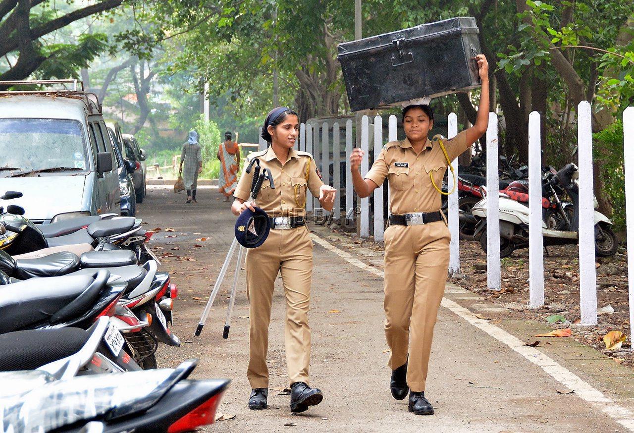 A woman police constable is seen carrying a trunk on her head, while her colleague holds her baton and her hat at Police Academic Ground in Ghatkopar East, Mumbai on October 14, 2020. PIC/SAYYED SAMEER ABEDI
