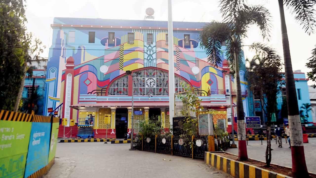 Mixed response to painting of Mumbai Central railway station’s facade