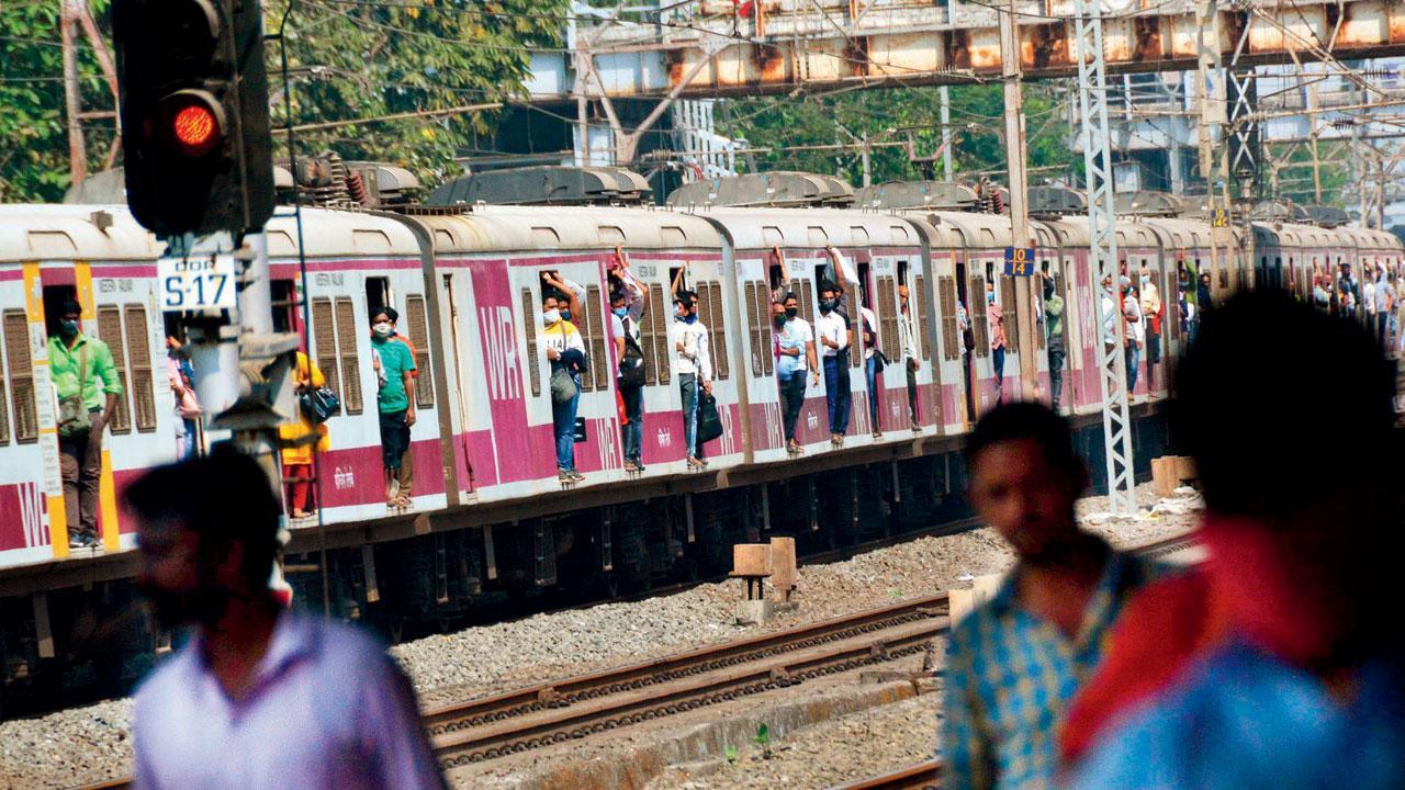 Mumbai: Real-time updates arrive on Western Railway locals