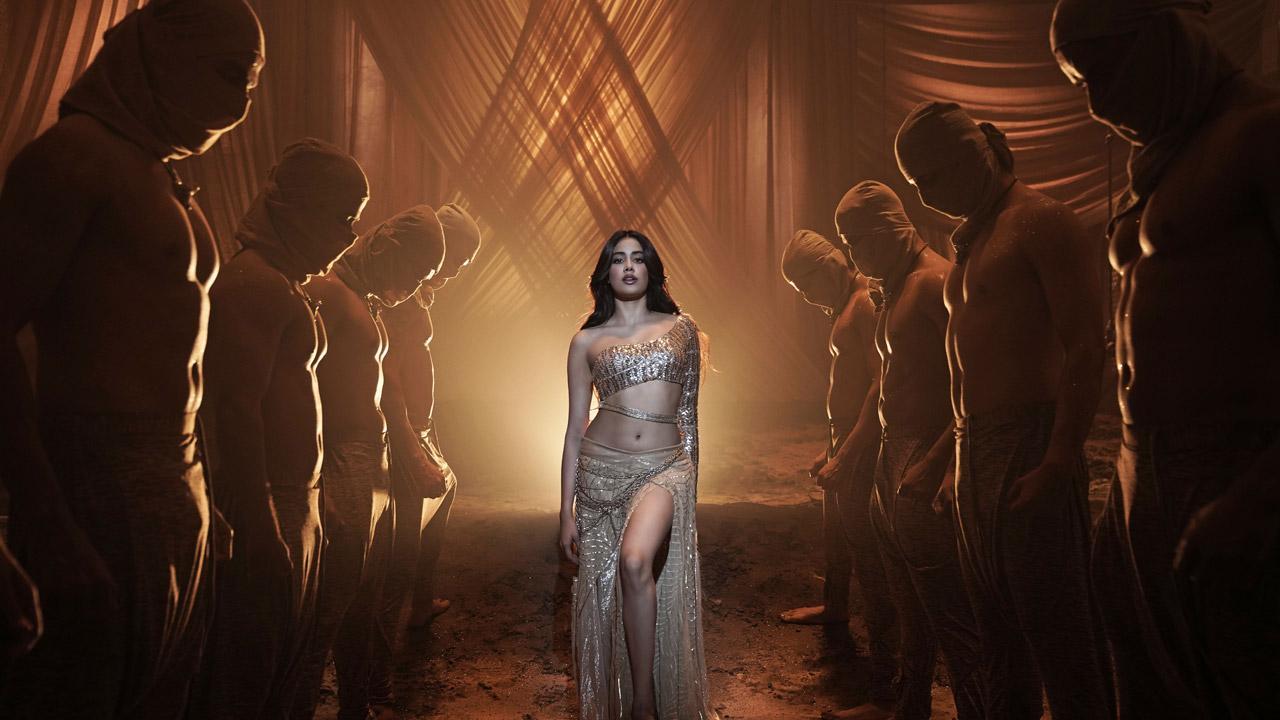 Roohi song Nadiyon Paar: Janhvi Kapoor sets temperatures soaring in this new version of Let the Music Play