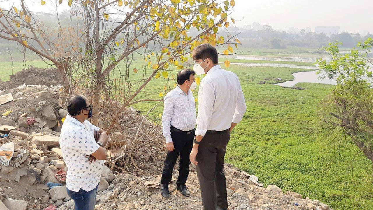 Navi Mumbai: No sign of debris clearing after officials visit Lotus lake