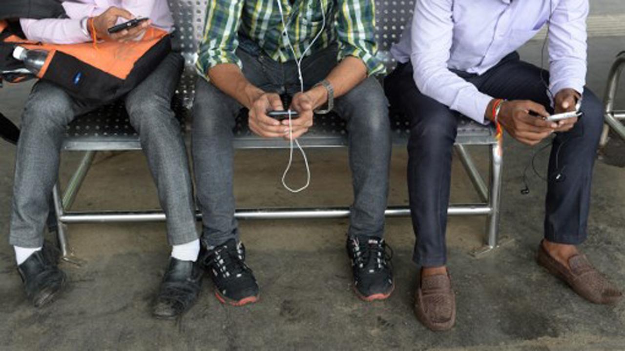 Passengers can now buy Wi-Fi plans at railway stations across India