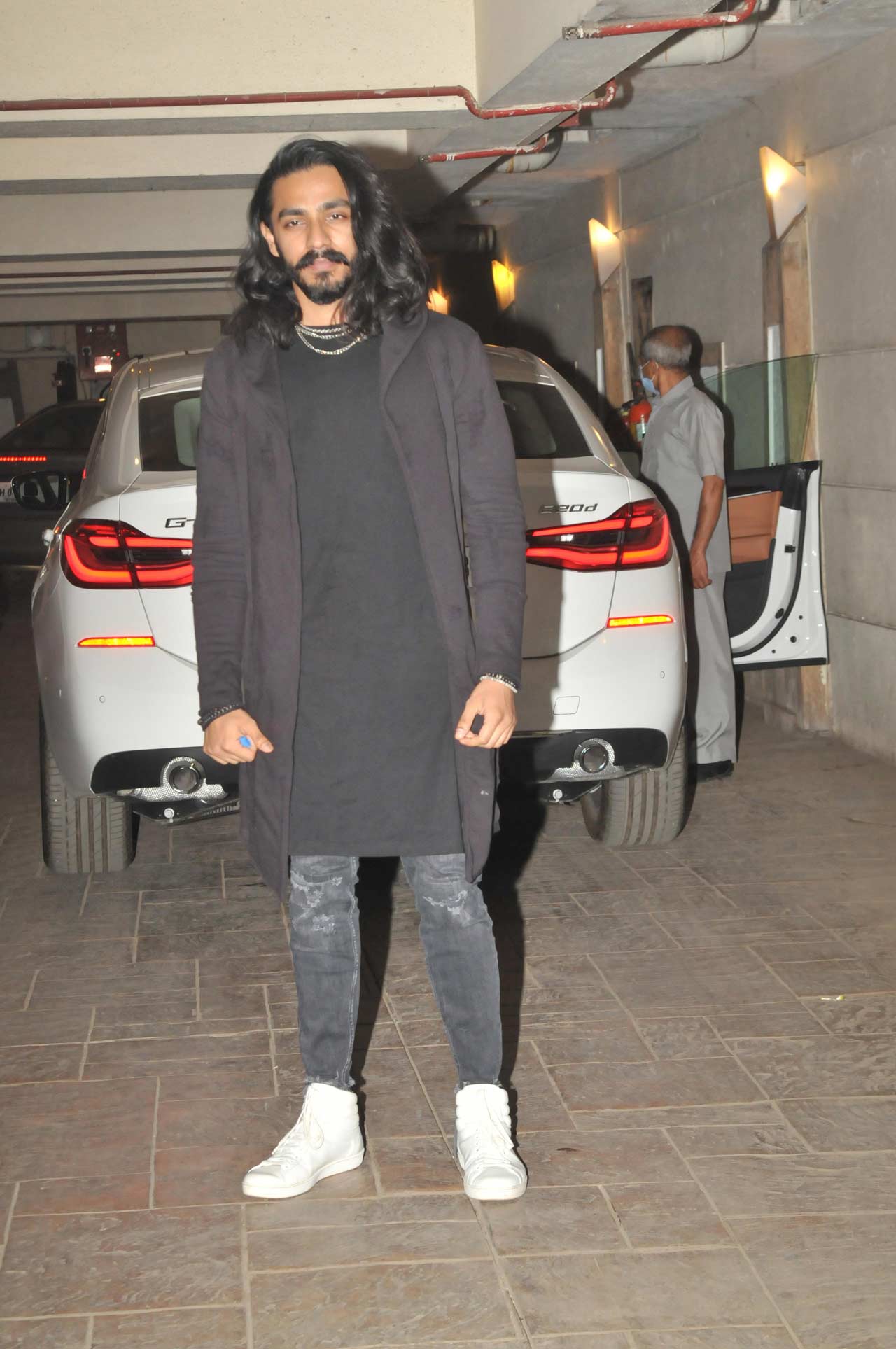 While Alaya F stunned in a black crop top, paired with camouflaged joggers, Aaishvary was seen wearing a black tee, paired with distress denim and a jacket.