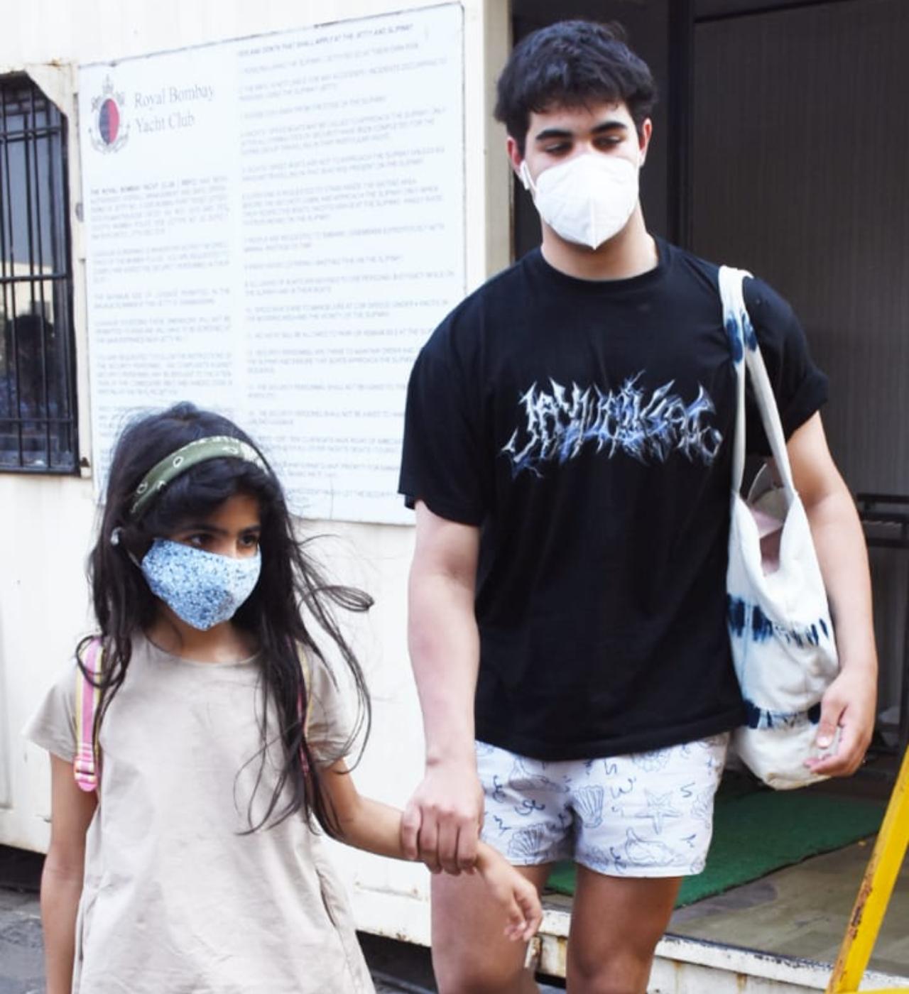 Aarav opted for a black t-shirt and white shorts. He seemed quite protective towards his sister holding Nitara's hand as they walked through checkposts and barricades.