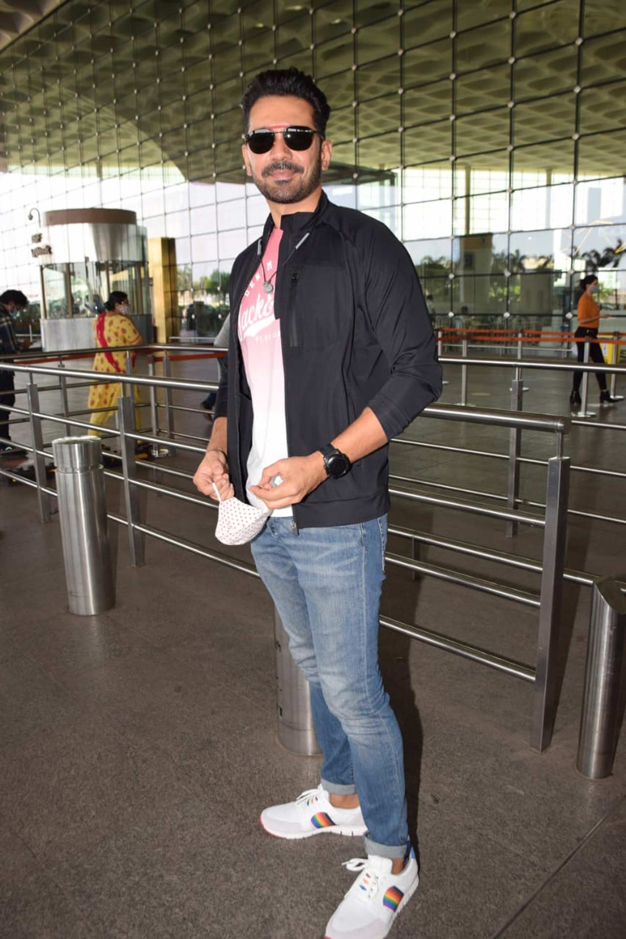 Abhinav Shukla, the Roar: Tigers Of The Sunderbans and Aksar 2 fame, posed for the paparazzi when snapped at the Mumbai airport. Dressed in casuals, Abhinav was all smiles when snapped in the city.