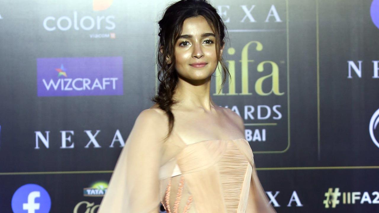 Photo inside: Alia Bhatt treats fans with throwback underwater picture