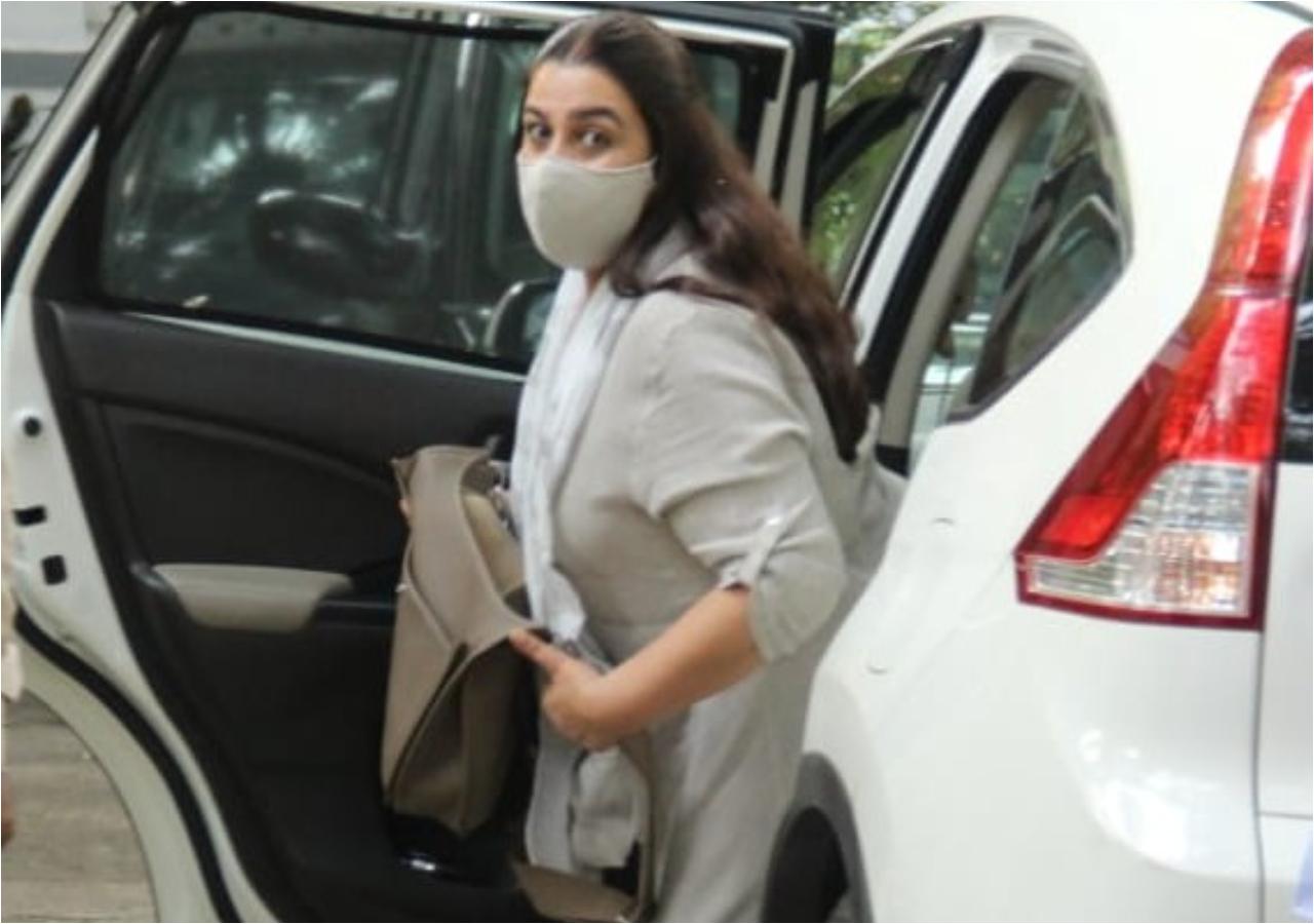 Sara's mother Amrita Singh was clicked outside director R Balki's office in Bandra.