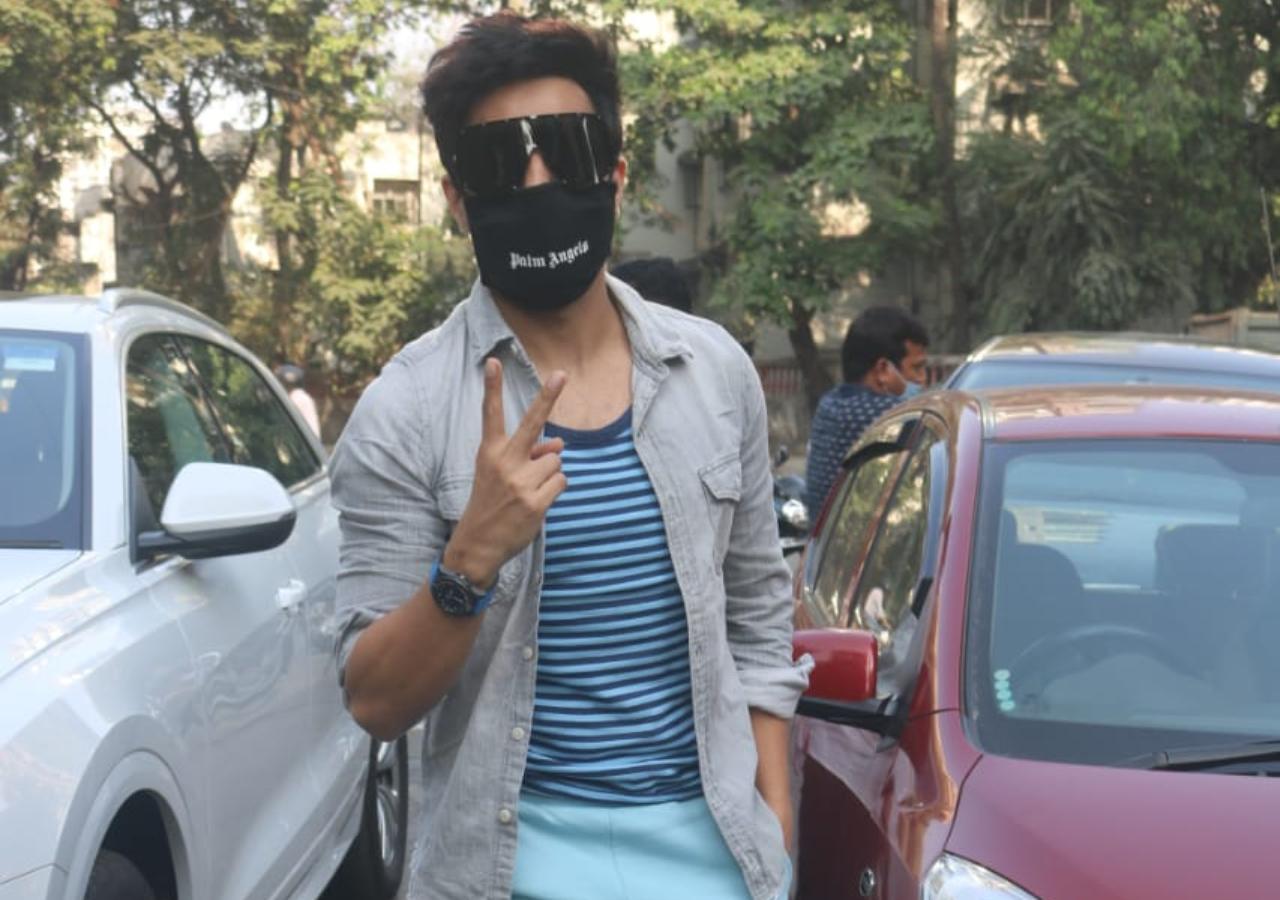 Aparshakti Khurana who was last seen in Pati, Patni Aur Woh and Street Dancer was also clicked in Juhu.
