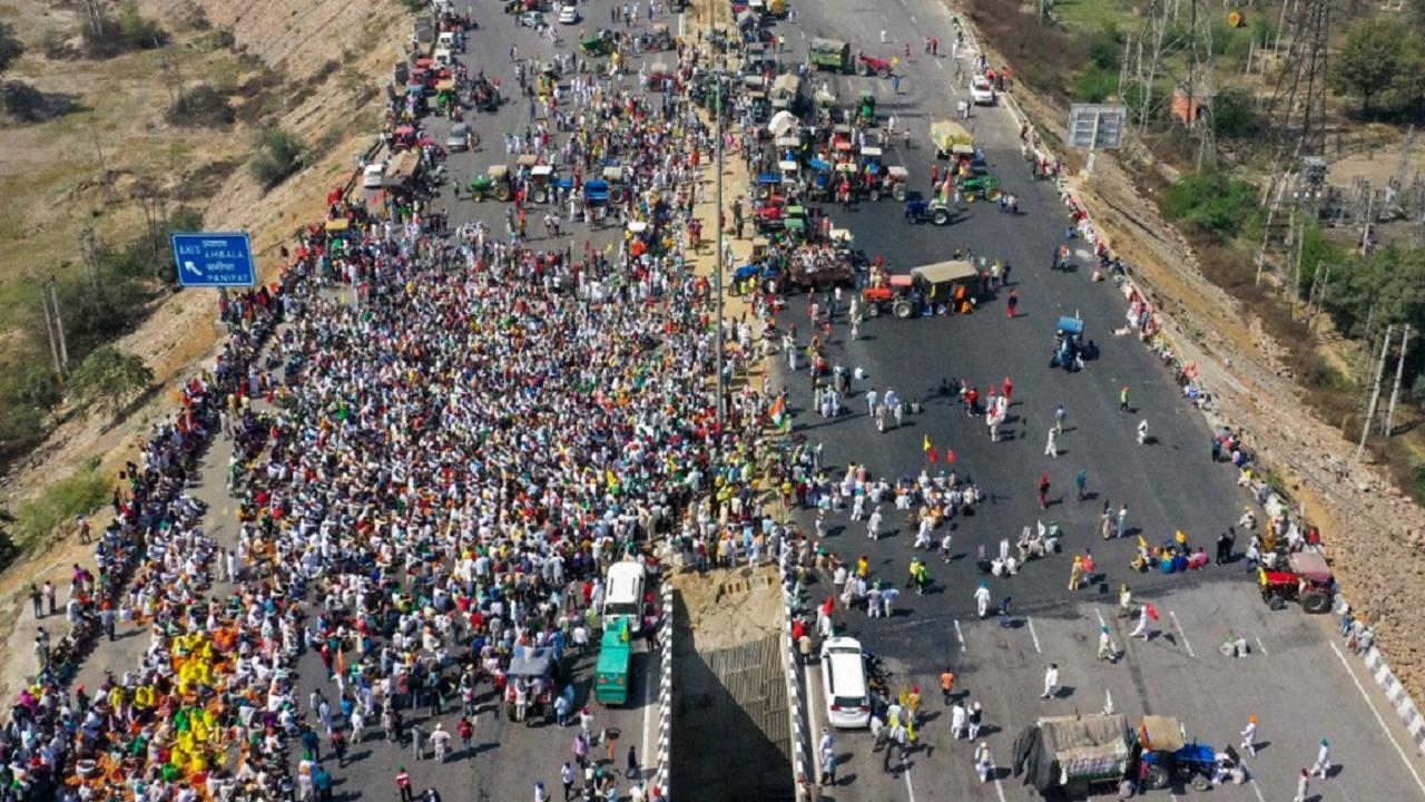 Bharat Bandh: Agitating farmers block NH-24