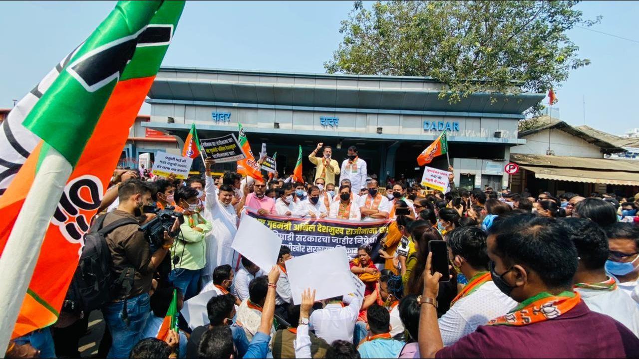 Maharashtra BJP stages protest, seeks resignation of Anil Deshmukh
